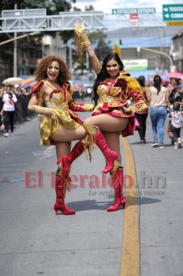 FOTOS: Los vestidos más exóticos de las palillonas en los desfiles patrios 2019