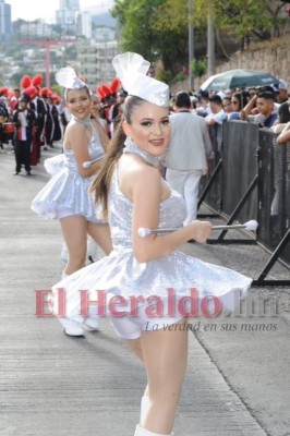 FOTOS: Hermosas palillonas que deslumbraron a primera hora en los desfiles patrios