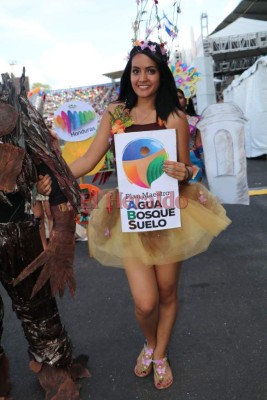 FOTO: Mujeres bellas invadieron el Estadio Nacional en las fiestas patrias 2017