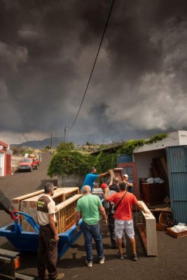 Evacuaciones y un cementerio por desaparecer: Sigue la odisea por erupción en España