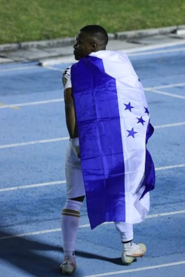 Júnior Lacayo celebró con la Bandera de Honduras; Comunicaciones fue superior a Motagua