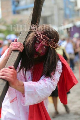 El espectacular Vía Crucis de Iglesia El Calvario que revive la pasión de Cristo