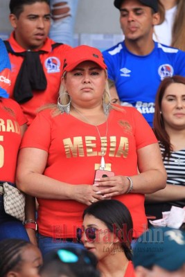 FOTOS: Así alentaron madres, hermanas y esposas de jugadores olimpistas en el Nacional