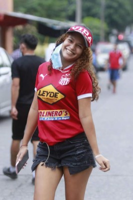 ¡Llenazo en el Municipal Ceibeño! Aficionados de Olimpia y Vida ponen ambiente festivo en La Ceiba