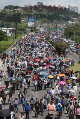 FOTOS: Colegios cerrados, sin atención en IHSS y marchas de maestros, médicos y estudiantes en otro día de protestas