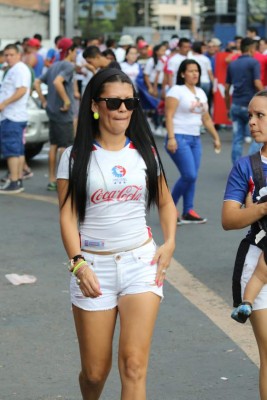 Hermosas chicas engalanan la final Olimpia - Real Sociedad