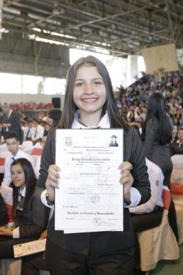 Las hermosas chicas que se gradúan del Instituto Central Vicente Cáceres