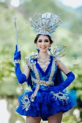 Vistoso traje de las palillonas de Danlí destaca por su tributo a la Bandera (FOTOS)