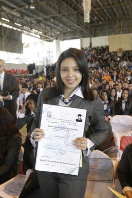 Las hermosas chicas que se gradúan del Instituto Central Vicente Cáceres