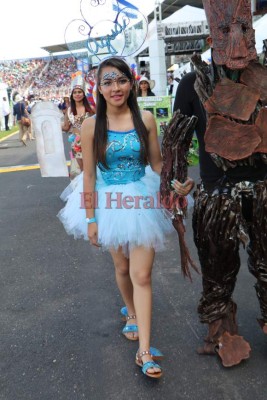 FOTO: Mujeres bellas invadieron el Estadio Nacional en las fiestas patrias 2017