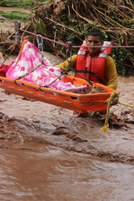 ¡Dispuestos a ofrendar su vida por Honduras! Imágenes de nuestros héroes afrontando el desastre Eta