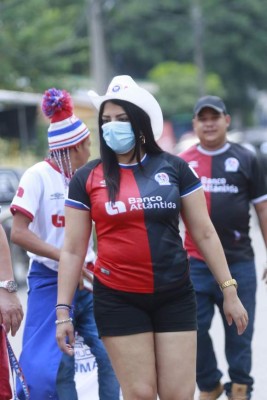 ¡Llenazo en el Municipal Ceibeño! Aficionados de Olimpia y Vida ponen ambiente festivo en La Ceiba