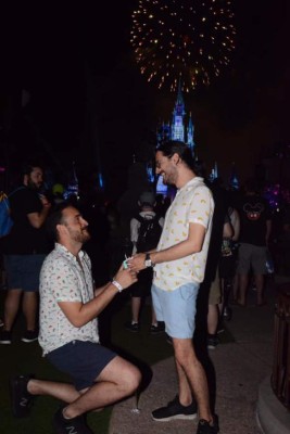 FOTOS: Así fue la propuesta de matrimonio del periodista hondureño Carlos Mendoza en Disney