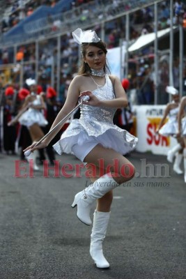 FOTOS: Hermosas palillonas que deslumbraron a primera hora en los desfiles patrios