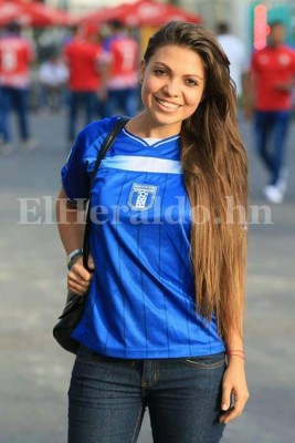 Panamá vs Honduras: Hermosas mujeres inundan el estadio Rommel Fernández