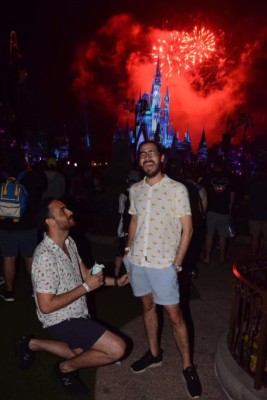 FOTOS: Así fue la propuesta de matrimonio del periodista hondureño Carlos Mendoza en Disney