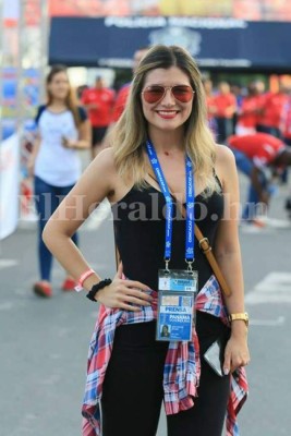 Panamá vs Honduras: Hermosas mujeres inundan el estadio Rommel Fernández