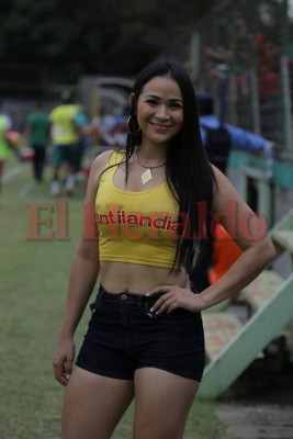 Bellas catrachas adornaron el duelo Juticalpa vs Marathón en el Yankel Rosenthal