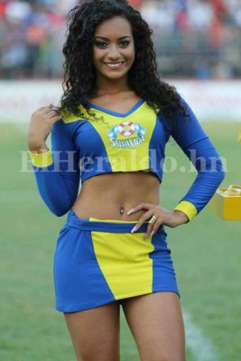 Hermosas mujeres adornan el estadio Humberto Micheletti en la final del fútbol hondureño