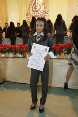 Las hermosas chicas que se gradúan del Instituto Central Vicente Cáceres