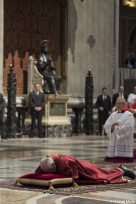 Papa Francisco conmemora la Pasión de Cristo postrado el Viernes Santo