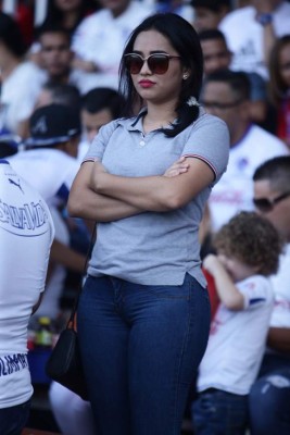 Hermosas chicas engalanan la final Olimpia - Real Sociedad