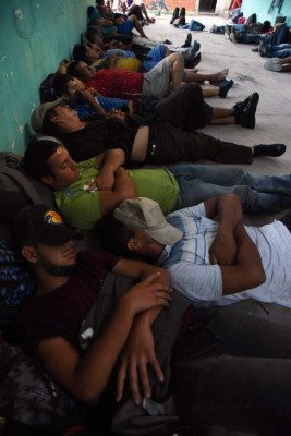 FOTOS: Cae la noche y los migrantes se preparan para dormir en el duro asfalto de México