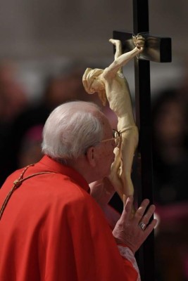 Papa Francisco conmemora la Pasión de Cristo postrado el Viernes Santo