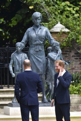 Así es la estatua de Lady Di develada en honor a su 60 aniversario (FOTOS)