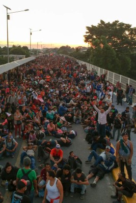 'Le pedimos a AMLO que nos abra las puertas', migrantes en puente fronterizo