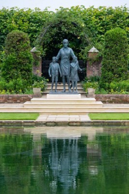 Así es la estatua de Lady Di develada en honor a su 60 aniversario (FOTOS)