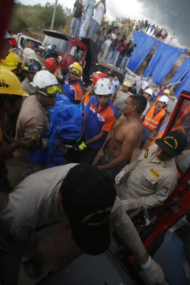 10 fotos conmovedoras de la muerte del obrero soterrado