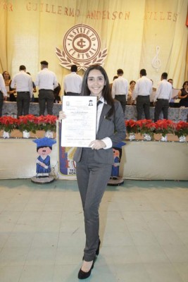 Las hermosas chicas que se gradúan del Instituto Central Vicente Cáceres