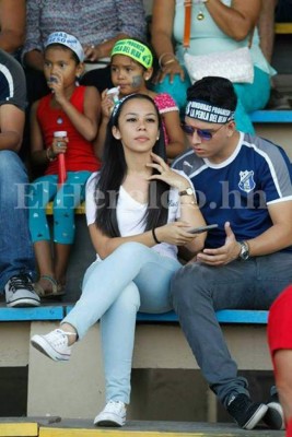 Hermosas mujeres adornan el estadio Humberto Micheletti en la final del fútbol hondureño