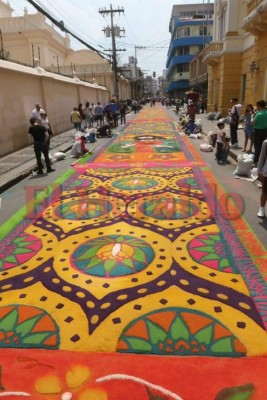 Color y tradición, las alfombras de aserrín que engalanan la Semana Santa (FOTOS)