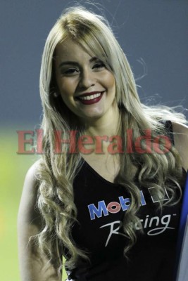 Bellas catrachas adornan el duelo Real España vs Olimpia en el estadio Morazán