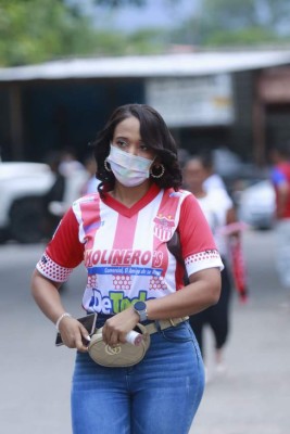 ¡Llenazo en el Municipal Ceibeño! Aficionados de Olimpia y Vida ponen ambiente festivo en La Ceiba