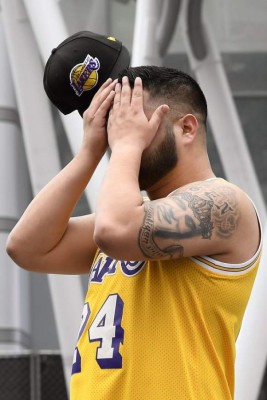 FOTOS: Fan en estado de shock por muerte de su ídolo Kobe Bryant