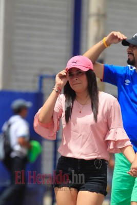 ¡Bellezas en el Nacional! Preciosas chicas engalanan la final entre Olimpia y Motagua