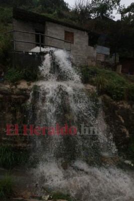 Imágenes de la fuerte lluvia que sorprendió este miércoles a los capitalinos