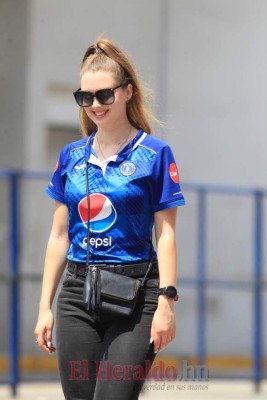 ¡Bellezas en el Nacional! Preciosas chicas engalanan la final entre Olimpia y Motagua