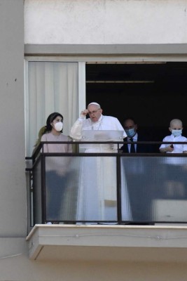 El papa Francisco visita a los demás pacientes mientras se recupera en el hospital