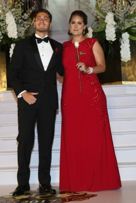 DelCampo School: Guapos Seniors desfilaron junto a madres en inolvidable noche de la Prom 2017