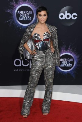 Famosos que deslumbraron con sus looks en los American Music Awards 2019