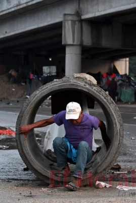 Bajo un puente y sin colchonetas, así pasan sus noches damnificados por Iota y Eta (FOTOS)