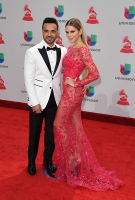 FOTOS: Esposa de Luis Fonsi se roba las miradas en los Grammy con sensual vestido rojo