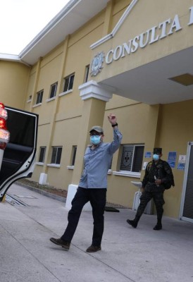 FOTOS: Enérgico y motivado, así abandonó el presidente Hernández el Hospital Militar