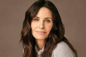 Antes y después de Courteney Cox tras la cirugía que la dejó luciendo “extraña”