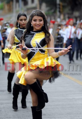 FOTOS: Los vestidos más exóticos de las palillonas en los desfiles patrios 2019