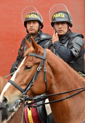 Perú: Calles desoladas tras decisión del presidente de cerrar el Congreso